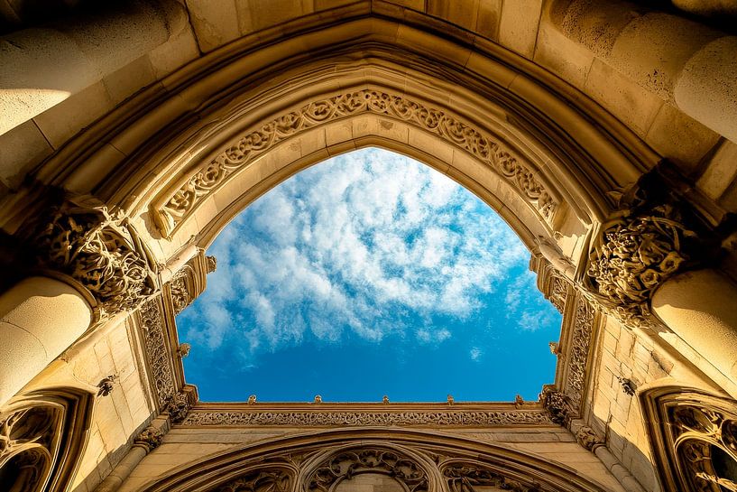 Vue sur le ciel à travers un portail historique par Poster Art Shop