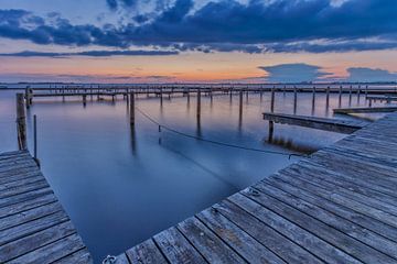 Sunset in the harbour van István Lahpor