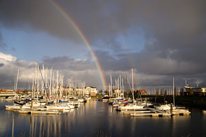 Regenboog boven de jachthaven