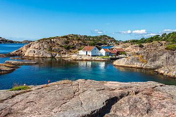 Uitzicht vanaf het archipeleiland Kapelløya naar het eiland Monsøya in