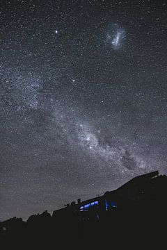 Mount Taranaki unter den Sternen: Ein kosmisches Spektakel von Ken Tempelers