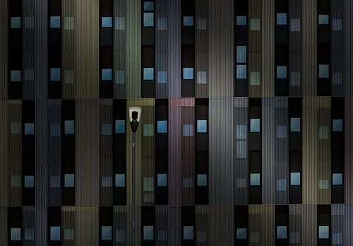 Photographie architecturale d'une façade avec éclairage public à Pampelune, Espagne