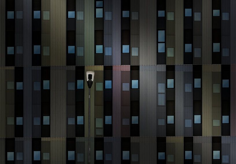 Architectuurfoto van gevel  met straatverlichting in Pamplona, Spanje van Wim Schuurmans
