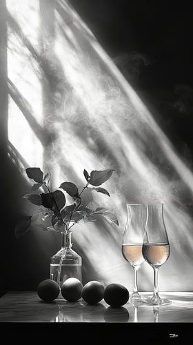 zwart wit stilleven van bloemen en fruit in een extreem dramatisch licht