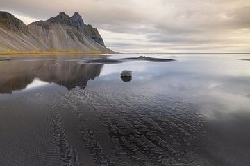 Vestrahorn Mountain - Stokksnes (IJsland) van Marcel Kerdijk