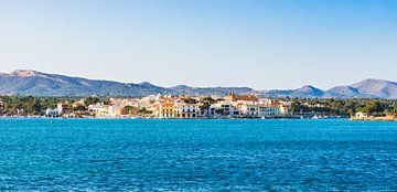 Idyllischer Blick auf die Küste in Portocolom, mediterranes Städtchen auf Mallorca von Alex Winter
