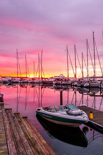 Motorboot in de Jachthaven van Juelsminde bij Zonsopkomst par Tony Buijse