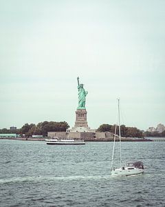 La Statue de la Liberté est dépassée par un voilier sur Mick van Hesteren