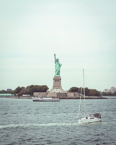 Vrijheidsbeeld wordt gepasseerd door zeilboot