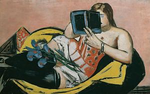 Max Beckmann - Liggende vrouw met boek en irissen (1931)