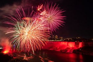 Feuerwerk über den Niagarafällen