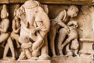 Khajurao - Lakshmana tempel, erotisch relief - 6 van Theo Molenaar thumbnail