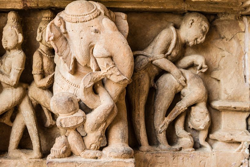 Khajurao - Lakshmana tempel, erotisch relief - 6 van Theo Molenaar
