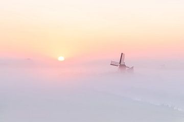 Niederländischer Sonnenaufgang im Nebel von Pieter Struiksma