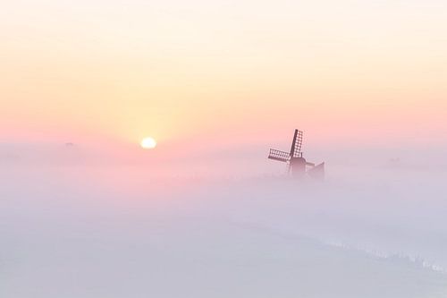 Nederlandsche zonsopkomst in mist