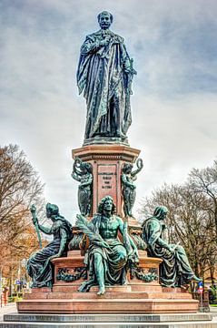 König Max II Denkmal in der Maximilianstrasse in München von ManfredFotos