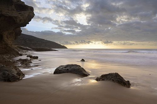 De dageraad op het strand van Tenerife