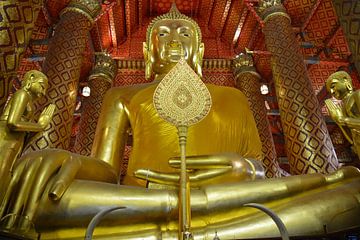 Boeddha beeld in Wat Phanang Choeng tempel Ayutthaya Thailand van My Footprints