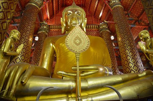 Statue de Bouddha dans le temple Wat Phanang Choeng d'Ayutthaya en Thaïlande sur My Footprints