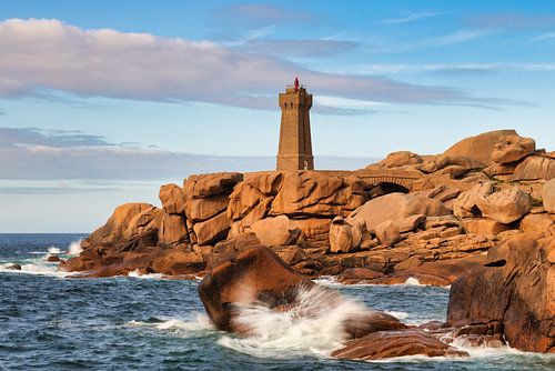Felsen und Leuchtturm in der Bretagne