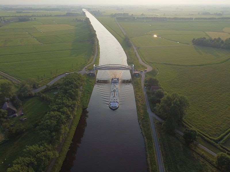 Boot fährt unter der Brücke durch von Benny Niemeijer