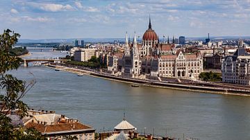 Het Hongaarse parlement in Boedapest aan de Donau van Roland Brack