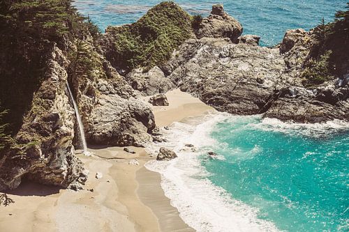 Chute d'eau de Mcway Falls sur la côte en Californie