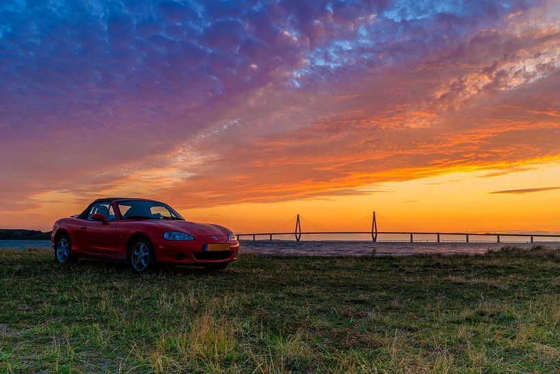 Mazda MX-5 bij zonsondergang van Henk van Dijk