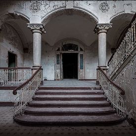 Escalier d'un hôpital déserté sur Sander Schraepen