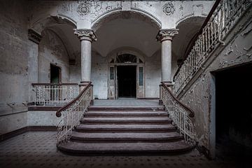abandoned staircase by Sander Schraepen