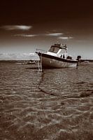 Witte boot op zand in sepia