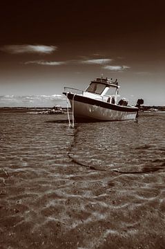 Weißes Boot auf Sand in Sepia von Youri Mahieu