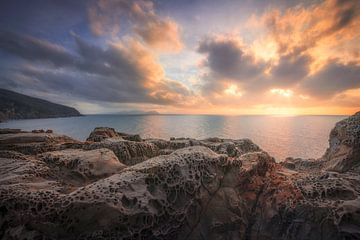 De kliffen van Buca delle Fate bij zonsondergang in Populonia, Toscane