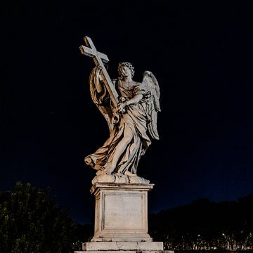 Engel met kruis van Oliver März