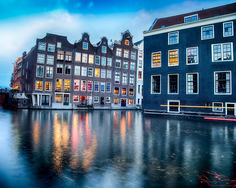Zicht op de grachtenpanden aan de Zeedijk in Amsterdam tijdens het blauwe uur van Bart Ros