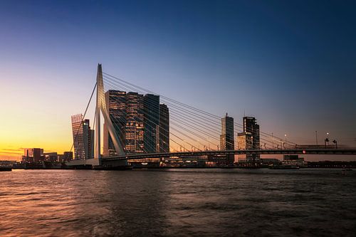 Panorama van de stad Rotterdam en de Erasmusbrug over de Nieuwe Maas bij zonsopkomst