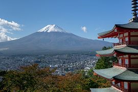 Mount Fuji and Chureito Pagoda by Melanie Jahn