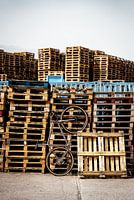 Gravelfiets tussen pallets