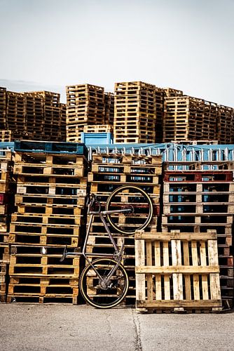 Digging bike between pallets