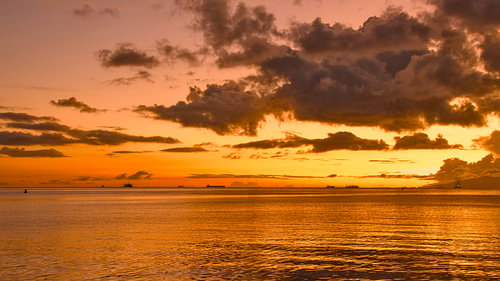 Zonsondergang over Golf van Paria gezien vanaf Trinidad, Port of Spain