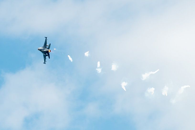 F-16 Fighting Falcon met een spoor van lichtkogels par Wim Stolwerk