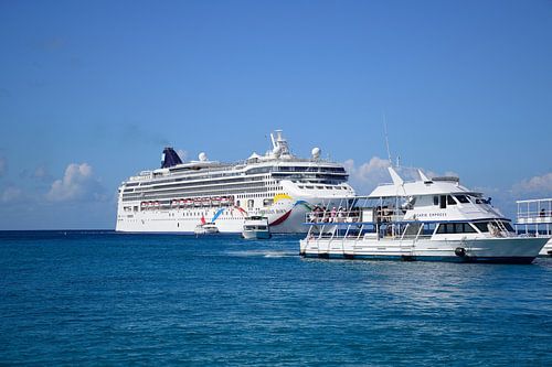 Mensen die van de cruiseschepen komen