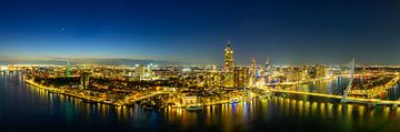 Skyline von Rotterdam bei Nacht mit Blick auf die Erasmusbrug über die von Sjoerd van der Wal Fotografie