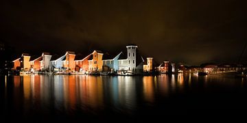 Verlichte reitdiephaven bij nacht van Iconisch Groningen