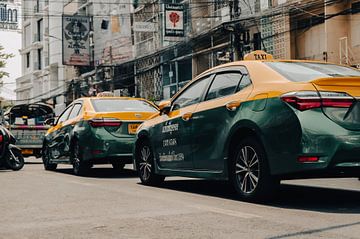 Twee Taxi's in Bangkok: Levendige Straten vanuit een Laag Standpunt van Troy Wegman