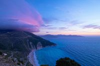Sonnenuntergang am Strand von Myrtos auf der griechischen Insel Kefalonia