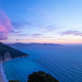 Zonsondergang bij Myrtos Beach op het Griekse eiland Kefalonia van Ruud Lobbes