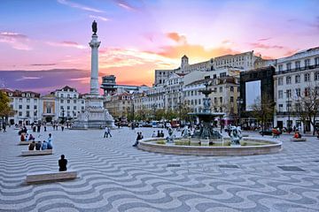 Rossio plein in Lissabon Portugal bij zonsondergang by Eye on You