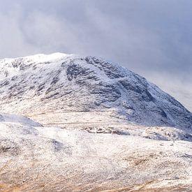 Les montagnes enneigées des Highlands écossais sur Sonny Vermeer