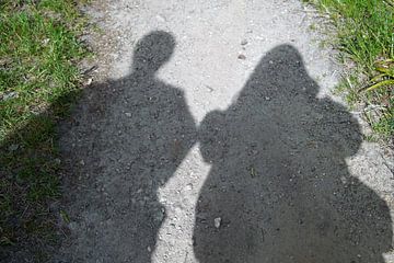 Schatten von 2 Personen an den Plodda Falls in Schottland.